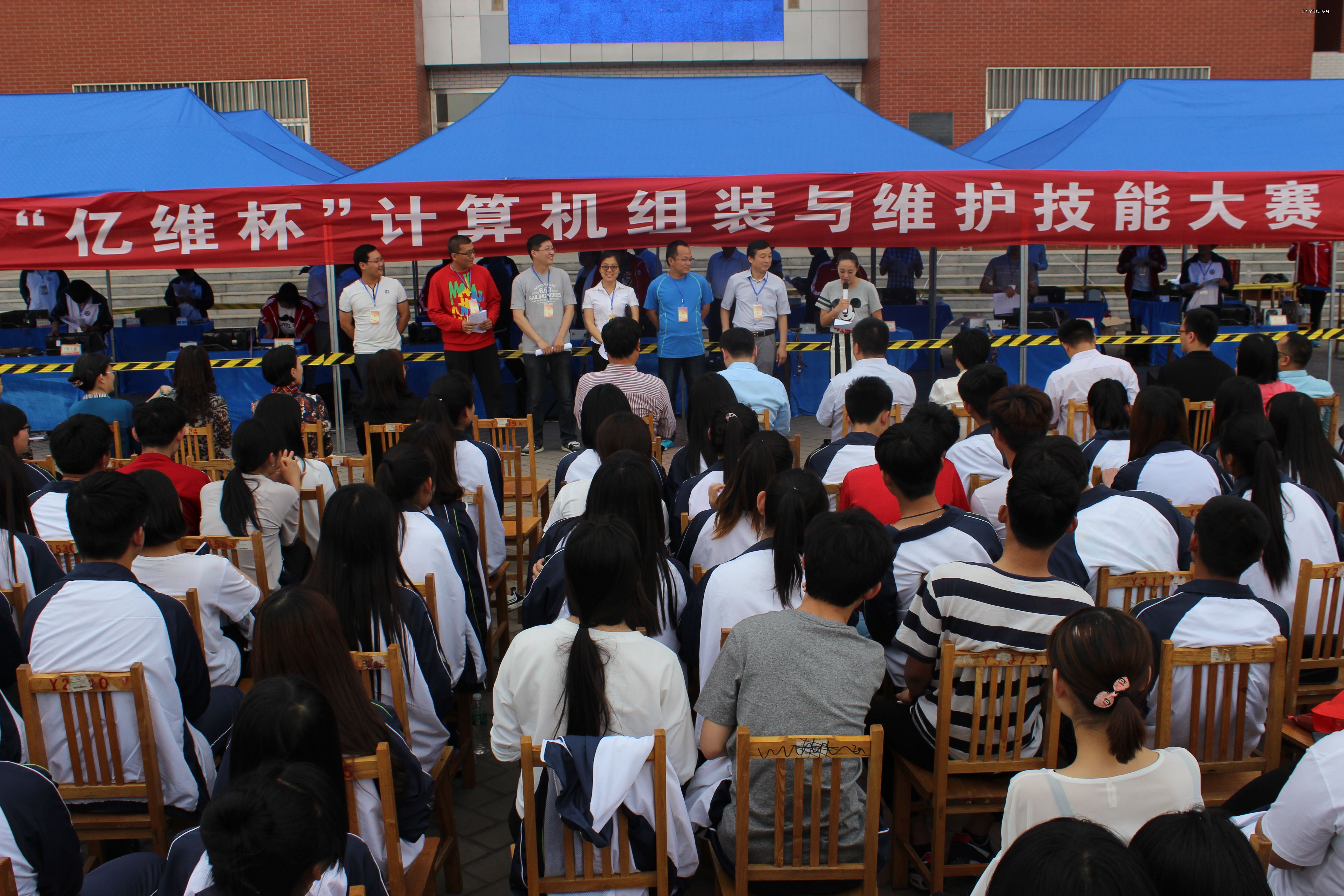 企业来宾、学院领导及系全体师生现场观摩